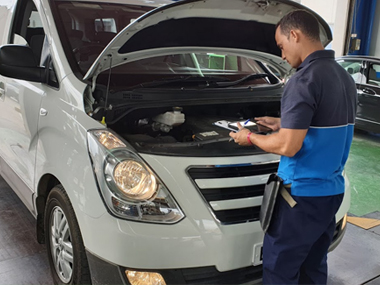 Hyundai i800 is inspected by engineer during import test Hyundai i800 being inspected